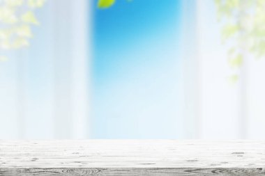 Bahar yeşil mavi gökyüzü ve gün ışığı ve ahşap zemin ile bırakır. Doğal arka plan