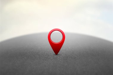 Asfalt karayolu arka plan üzerinde kırmızı Gps pin