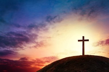 Calvary Dağı 'nın arka planında siluet çaprazında. Paskalya konsepti