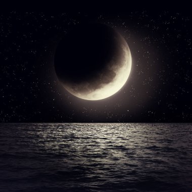 Yansıması ile deniz yüzeyi üzerinde ay. Nasa tarafından döşenmiş bu görüntü unsurları