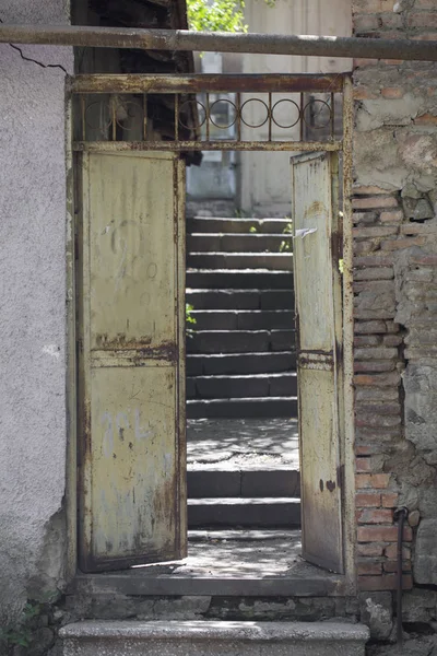 giriş, Tiflis eski şehir eski avluda kapıya