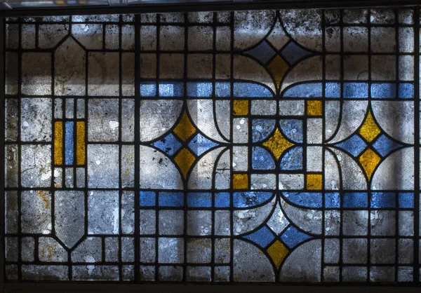 Tiflis eski bir evde eski vitray pencere