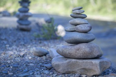 yuvarlak taş, rocky nehir kıyısında üzerinde yuvarlak taşlar inşası Dengeleme
