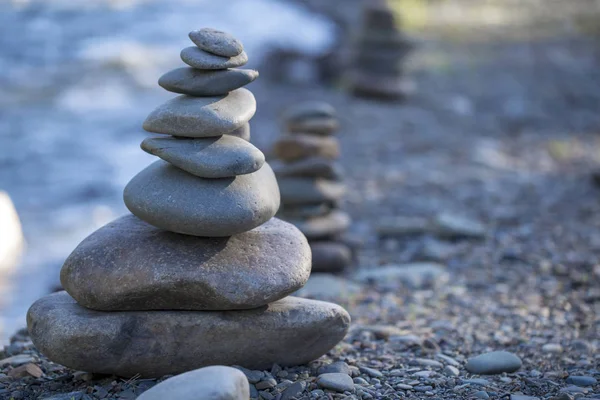 yuvarlak taş, rocky nehir kıyısında üzerinde yuvarlak taşlar inşası Dengeleme