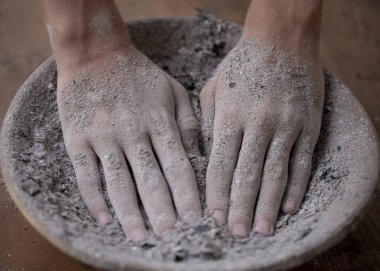 elinde küller, küller el parmaklarının arasından dökün.