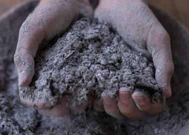 elinde küller, küller el parmaklarının arasından dökün.