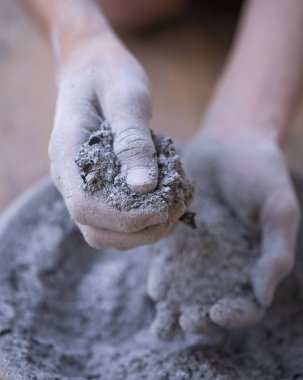 elinde küller, küller el parmaklarının arasından dökün.