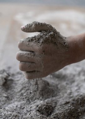 elinde küller, küller el parmaklarının arasından dökün.