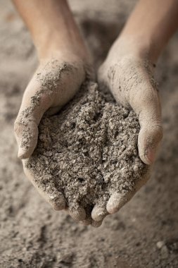 elinde küller, küller el parmaklarının arasından dökün.