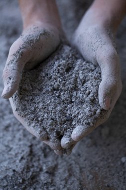 elinde küller, küller el parmaklarının arasından dökün.