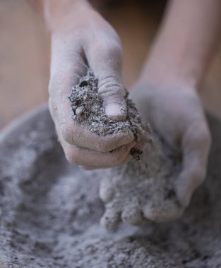 külleri arasından düşen Külleri bir genç, elinde