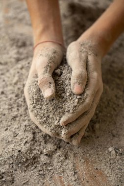 külleri arasından düşen Külleri bir genç, elinde