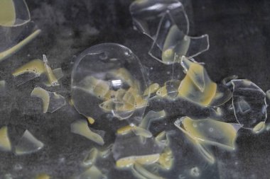 kırık bardak kahve siyah zemin üzerinde