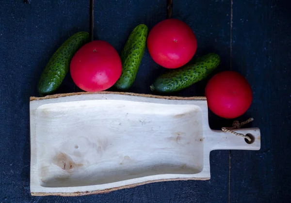 Tabla Cortar Madera Con Verduras Tomates Pepinos Sobre Fondo Madera — Foto de Stock