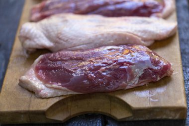 ördek göğsü, Ahşap Doğrama tahtası üzerinde taze ördek et