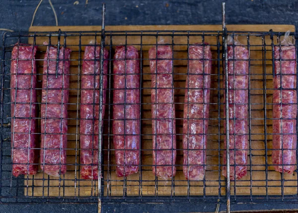 Rohe Würste Zum Braten Auf Dem Grill — Stockfoto