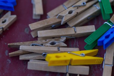 Retro ahşap clothespins ahşap yüzey üzerinde