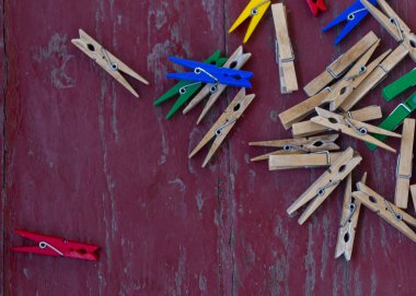 Retro ahşap clothespins ahşap yüzey üzerinde