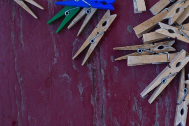 Retro ahşap clothespins ahşap yüzey üzerinde