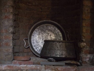 Eski bir ev şöminede Vintage tepsi ayakta