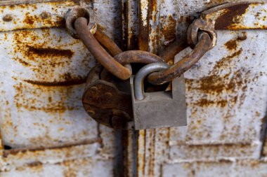 kapı, paslı anahtar zinciri üzerinde iki paslı kilit