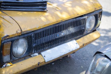 bit pazarı, retro şeyler satan eski bir kırık araba.