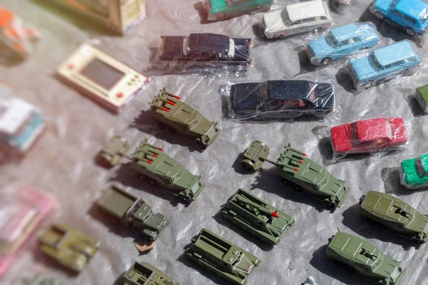Alte Kinderspielzeugautos Und Panzer Auf Dem Flohmarkt — Stockfoto