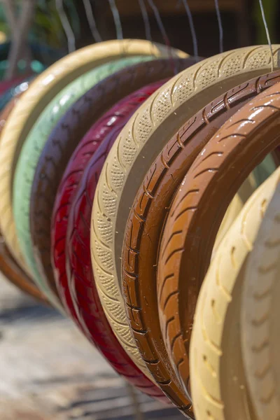 Neumáticos Pintados Multicolores Coches Motos Paisajes Playa — Foto de Stock