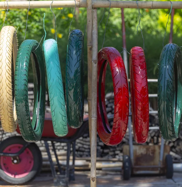 多色彩绘轮胎从汽车 摩托车 在海滩上的风景 — 图库照片