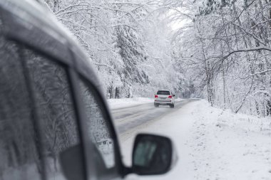 karla kaplı yolda kış orman