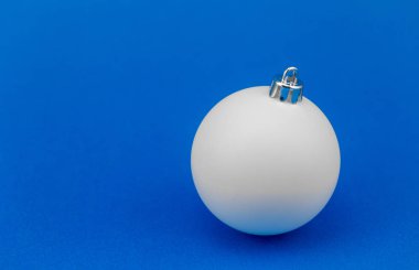 mavi zemin üzerine beyaz Noel topları