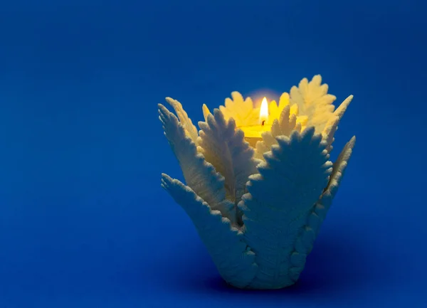 Brandende Kaars Vorm Van Een Bloem Het Donker Een Blauwe — Stockfoto