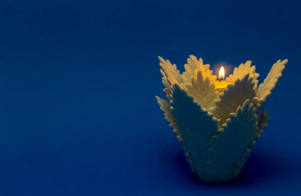 Καίγοντας Κερί Σχήμα Ένα Λουλούδι Από Σκοτάδι Μπλε Φόντο — Φωτογραφία Αρχείου
