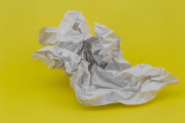 buruşuk sarı zemin üzerine beyaz kağıt yaprağının