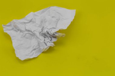 buruşuk sarı zemin üzerine beyaz kağıt yaprağının