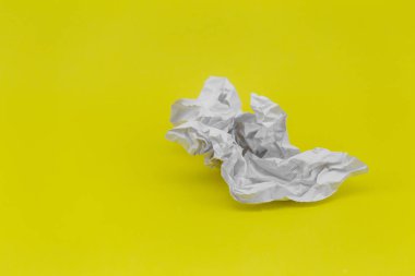 buruşuk sarı zemin üzerine beyaz kağıt yaprağının