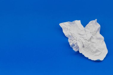 buruşuk mavi zemin üzerine beyaz kağıt yaprağının