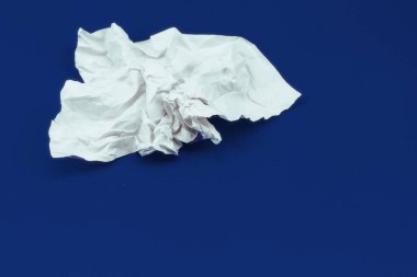 buruşuk mavi zemin üzerine beyaz kağıt yaprağının