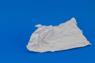 buruşuk mavi zemin üzerine beyaz kağıt yaprağının