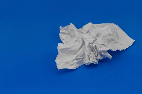 Τσαλακωμένο Φύλλο Από Λευκό Χαρτί Μπλε Φόντο — Φωτογραφία Αρχείου