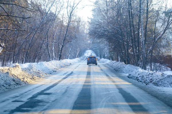 Corse Auto Una Strada Forestale Innevata — Foto Stock