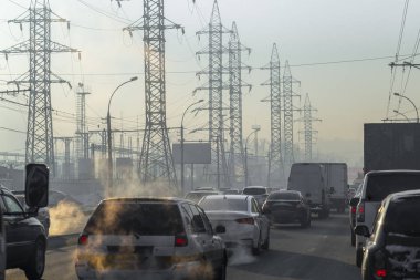 soğuk havalarda bir sanayi kenti makinesinde