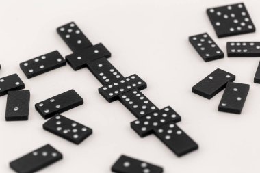 Beyaz arka planda siyah domino oyunu mevcuttur