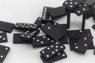 Beyaz arka planda siyah domino oyunu mevcuttur