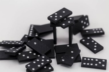 Beyaz arka planda siyah domino oyunu mevcuttur