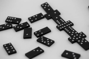 Beyaz arka planda siyah domino oyunu mevcuttur