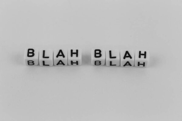 слово блоков "бла-бла" на белом фоне
