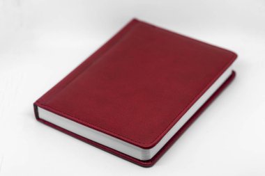 Beyaz zemin üzerine kırmızı not defteri