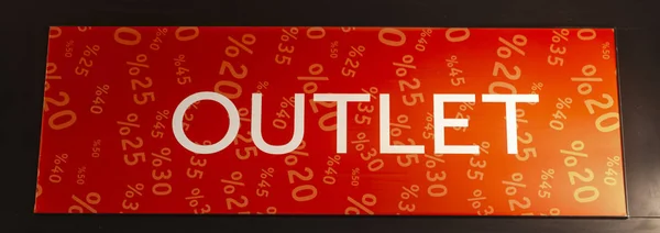 Inscriptie Outlet Een Rode Achtergrond Verkoop Winkels — Stockfoto