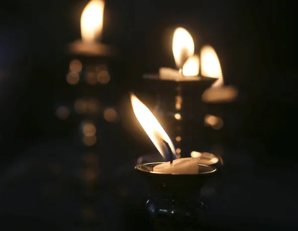 Brennende Kerzen Kerzenständer — Stockfoto